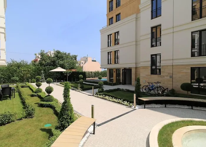 In Evargreen Complex With Terrace * Warna