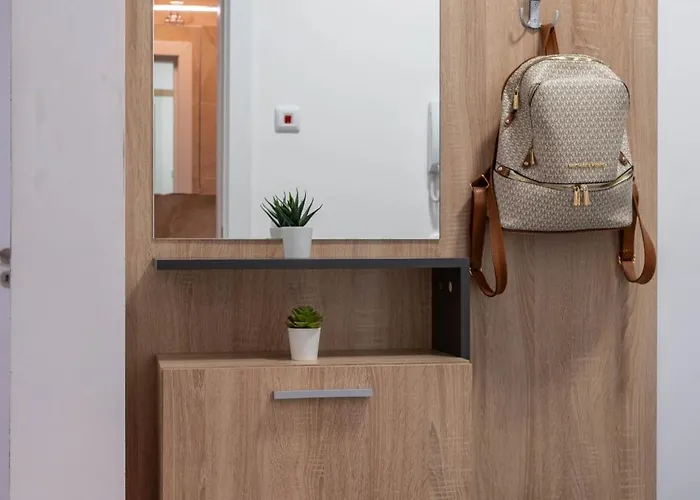 In Evargreen Complex With Terrace Warna